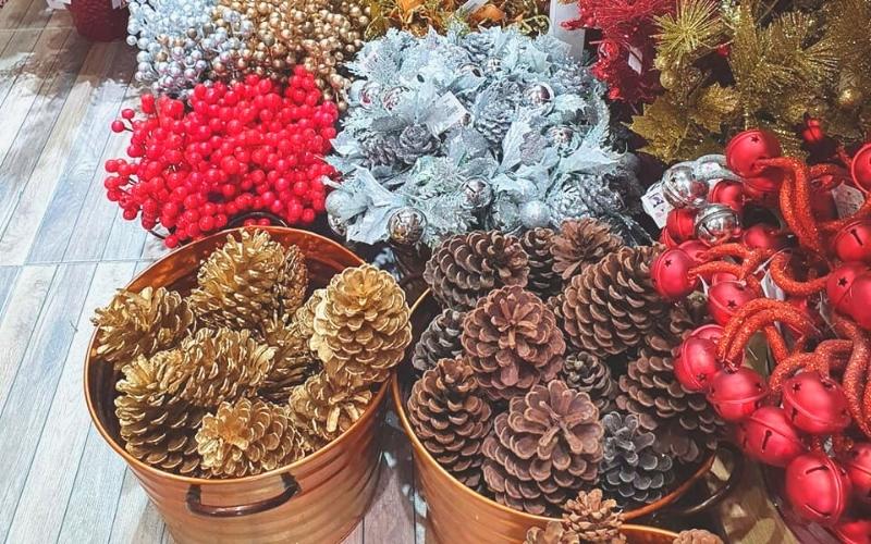 Pinecones and Christmas Bells in Paradise City