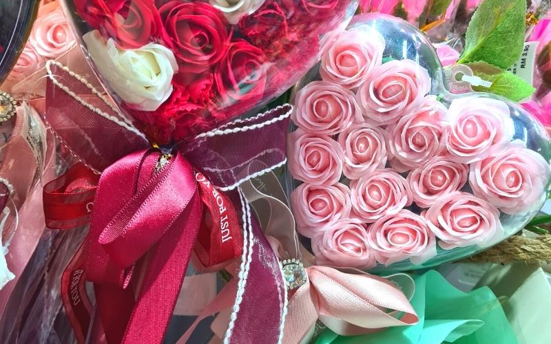 Artificial Red & Pink Rose Bouquet in Paradise City